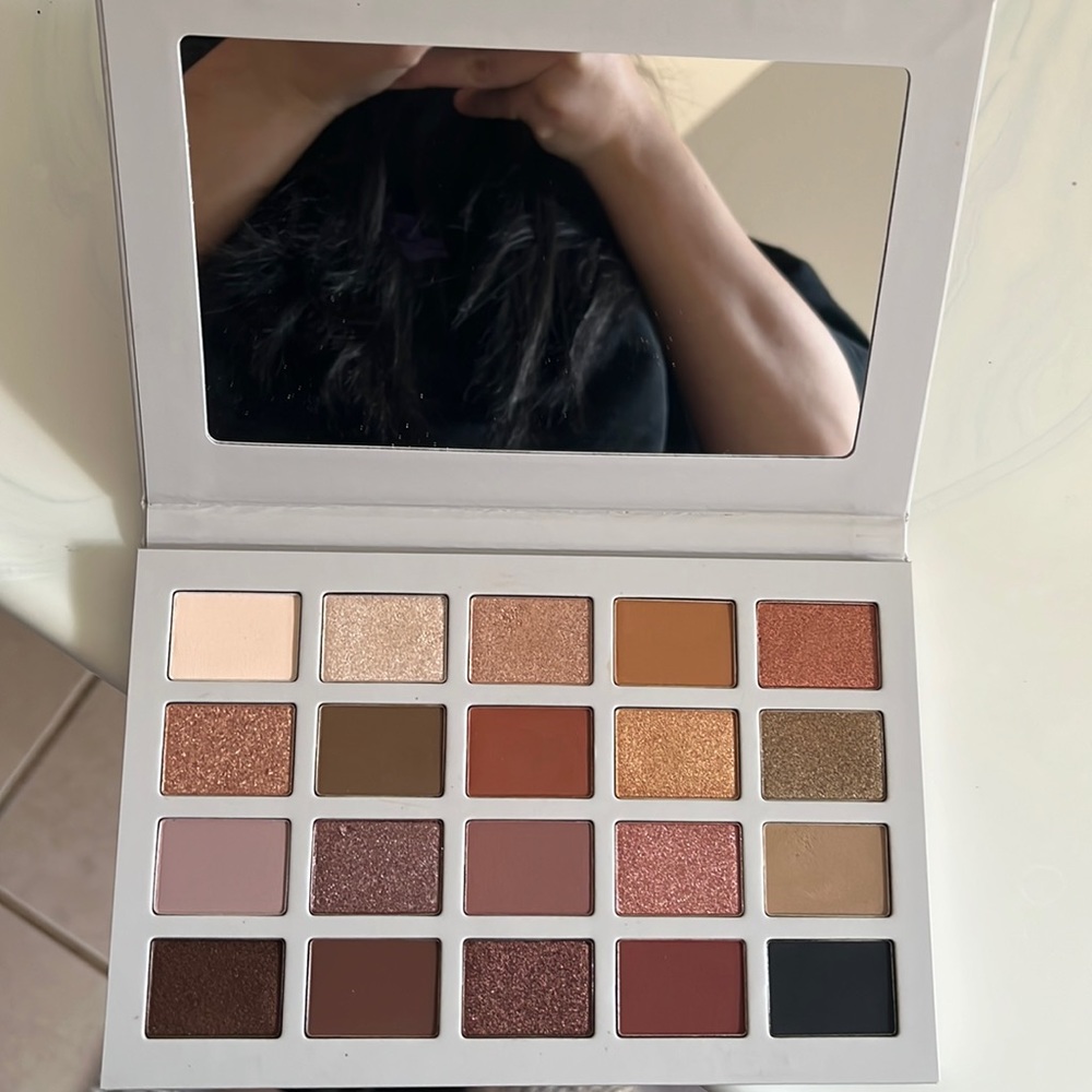 Morphe madison beer eyeshadow palette